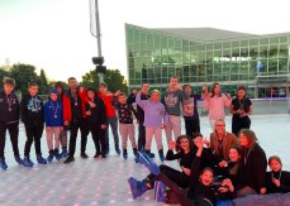 Održana 'Šibenska zimska Olimpijada': Pet ekipa odmjerilo snage na ledu, Jurini Jazavci pobijedili