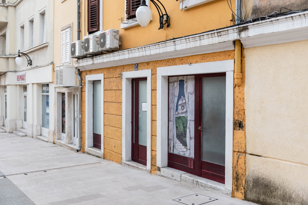 Grad ne zna što bi s Urbanim centrom: Samo ekipa na zidiću opstaje na Starom pazaru, cijeli niz prostora zjapi prazno