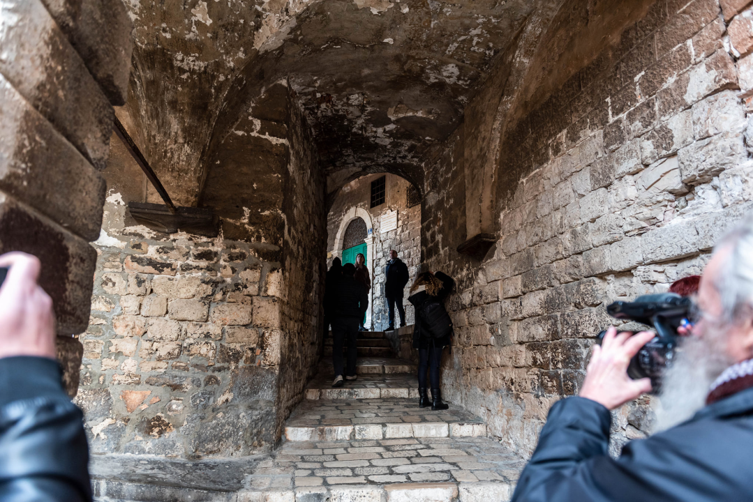 Počinje obnova najstarije šibenske ulice: Uskoro uređenje svodova srednjovjekovne kule kod bunara, starih grbova, kamena i freski 