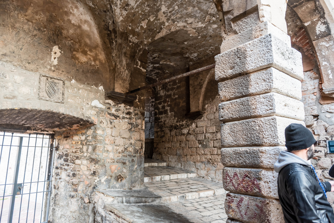 Počinje obnova najstarije šibenske ulice: Uskoro uređenje svodova srednjovjekovne kule kod bunara, starih grbova, kamena i freski 