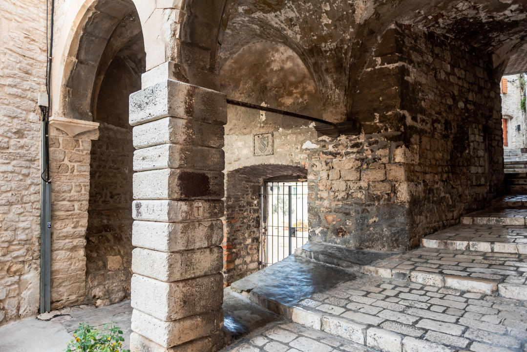 Počinje obnova najstarije šibenske ulice: Uskoro uređenje svodova srednjovjekovne kule kod bunara, starih grbova, kamena i freski 