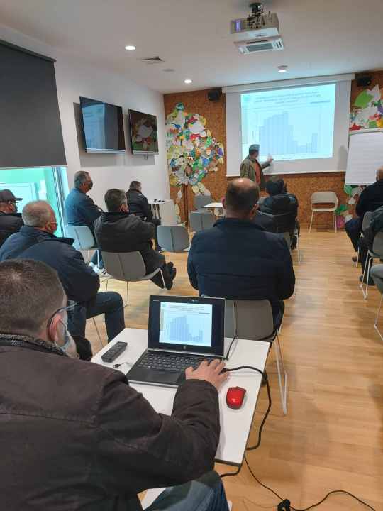 Poljoprivrednici s Krke učili kako spasiti polja od veprova: Svima podijeljeni repelenti koji divlje svinje drže podalje