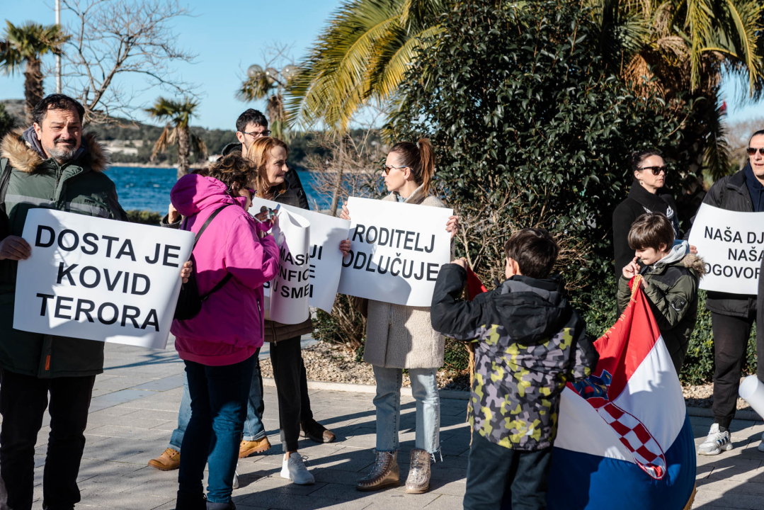 Opet prosvjedi protiv covid mjera: Antivaksersko društvo krenulo od Županije prema HZJZ-u  