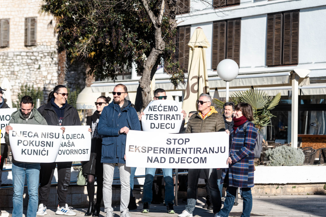 Opet prosvjedi protiv covid mjera: Antivaksersko društvo krenulo od Županije prema HZJZ-u  