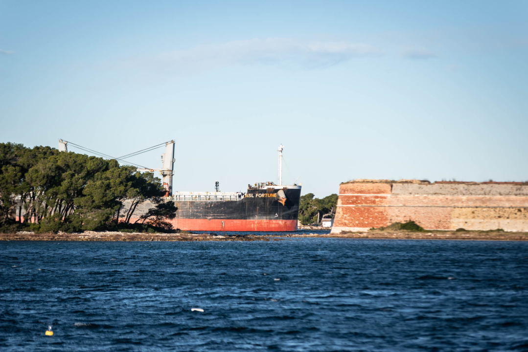 Najveći brod koji je ikad prošao kroz šibenski kanal: Ovaj div prevozi aluminij, pogledajte kako je izgledalo uplovljavanje u grad