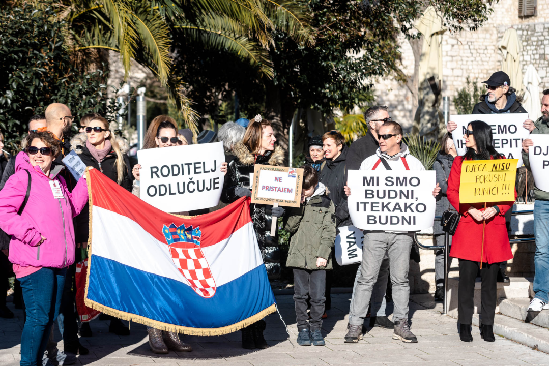 Opet prosvjedi protiv covid mjera: Antivaksersko društvo krenulo od Županije prema HZJZ-u  