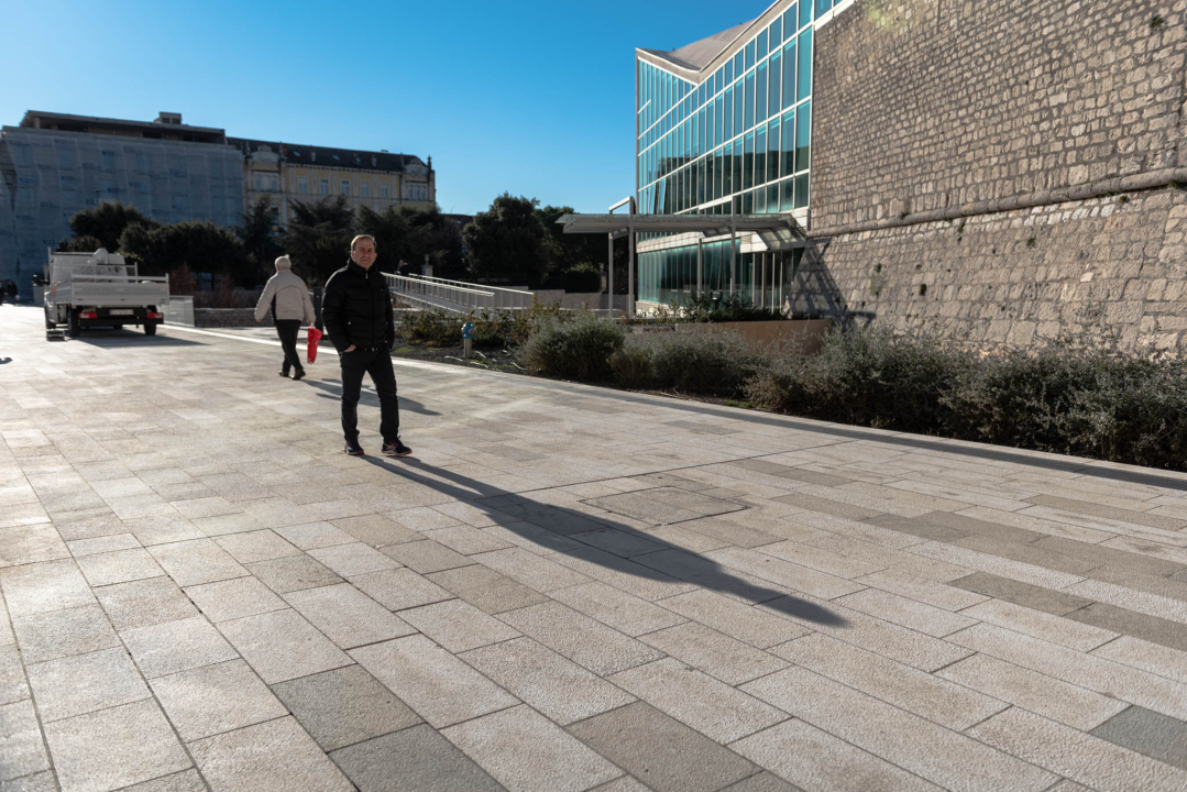 Stroj za čišćenje uništio dio kamenih ploča na Poljani: 'Bilo je sigurno da će se to dogoditi'