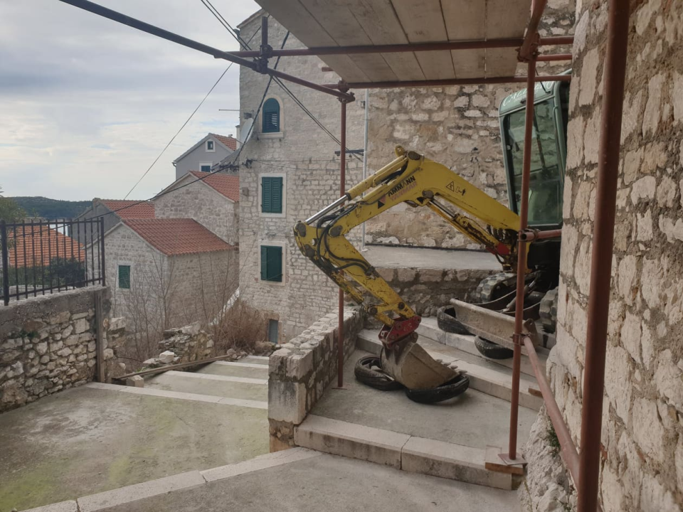 Stanovnike Gorice zgrozio bager u uličici: 'Oštetio je skale, ovo se ne smije dozvoliti!'