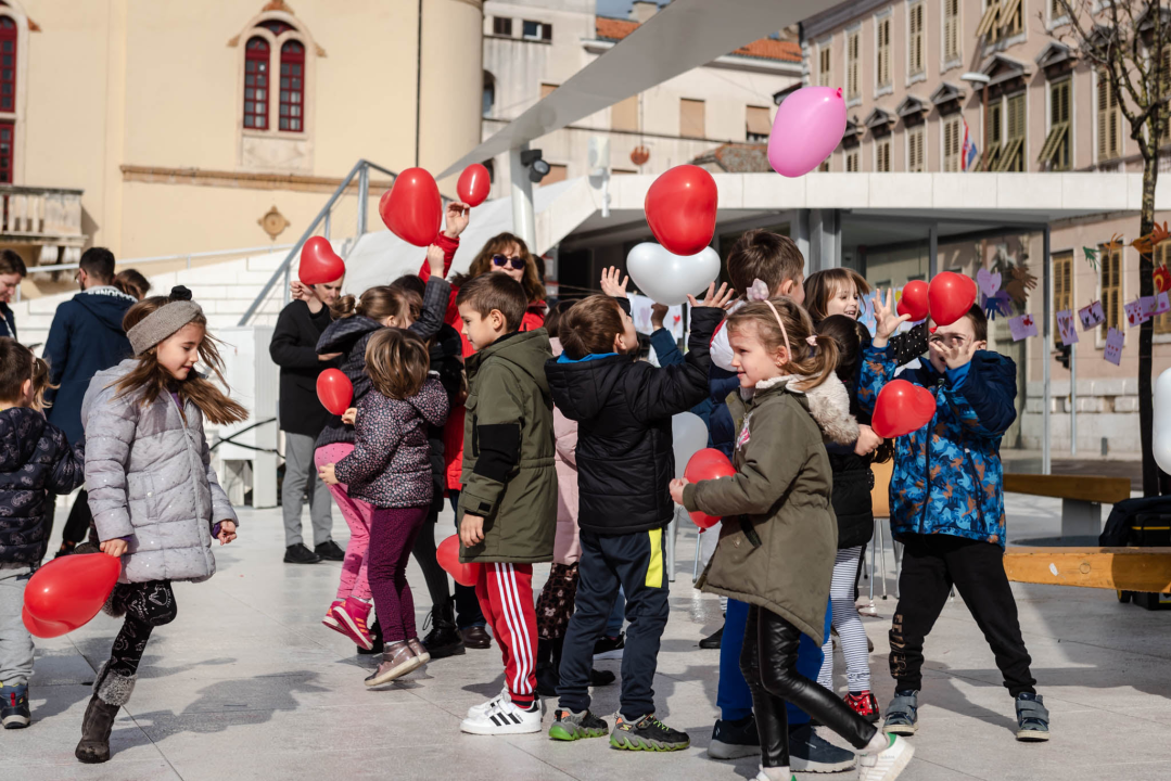 Kiša ubila romantiku Valentinova u Šibeniku: Na Poljani ruže, dječak Paško, nešto djece i slučajni prolaznici