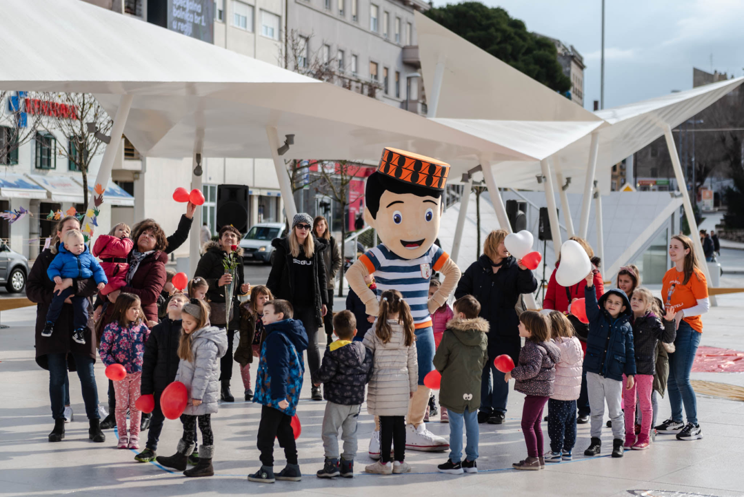 Kiša ubila romantiku Valentinova u Šibeniku: Na Poljani ruže, dječak Paško, nešto djece i slučajni prolaznici