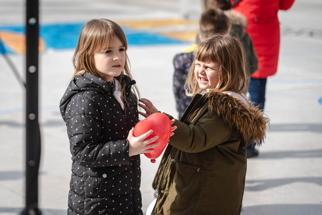 Kiša ubila romantiku Valentinova u Šibeniku: Na Poljani ruže, dječak Paško, nešto djece i slučajni prolaznici