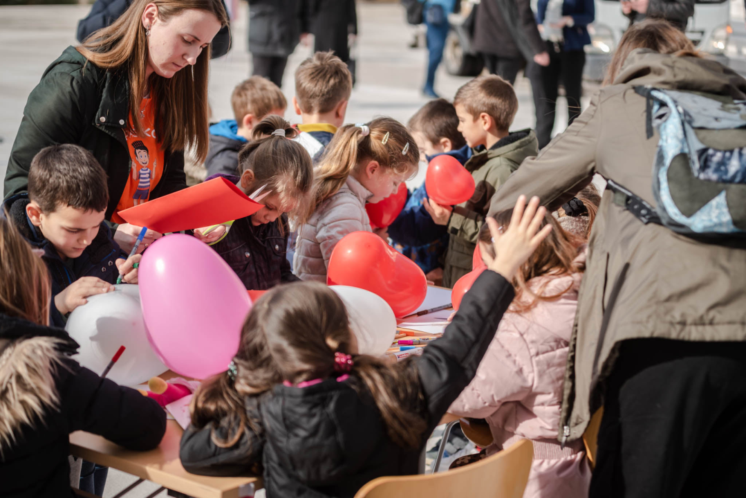Kiša ubila romantiku Valentinova u Šibeniku: Na Poljani ruže, dječak Paško, nešto djece i slučajni prolaznici