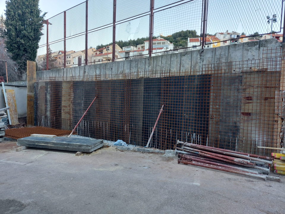 Na području grada radovi na više lokacija: Rekonstruira se zid na Šubićevcu i cesta na bivšem Njegoševom trgu  