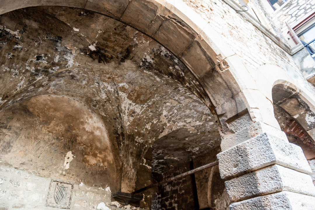 Počeli radovi obnove najstarije šibenske ulice: Prva faza gotova do travnja pa pauza zbog sezone