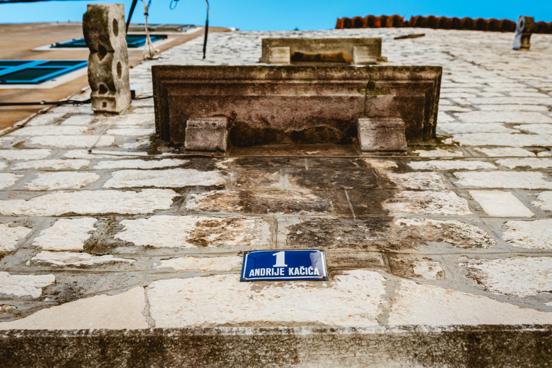 Konfuzija s nazivom ulice na Gorici: Ulica Andrije Kačića, Andrije Kačića Miočića ili Andrije Kačića Miošića?