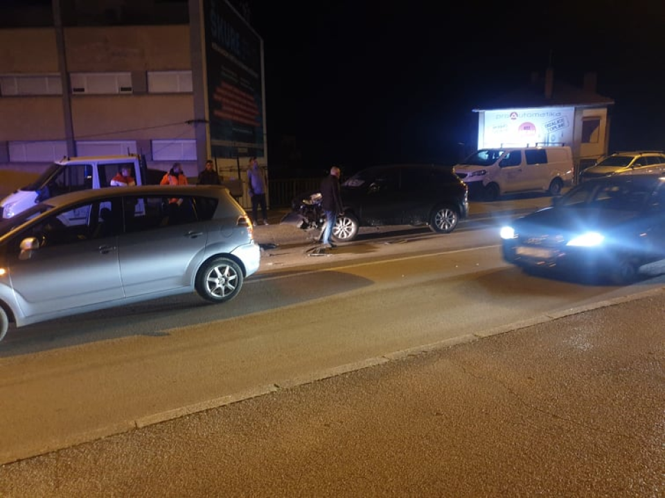 Sudar dva auta šibenskih registracija ispod 'Njegoševog trga': Jedna osoba prebačena u bolnicu 