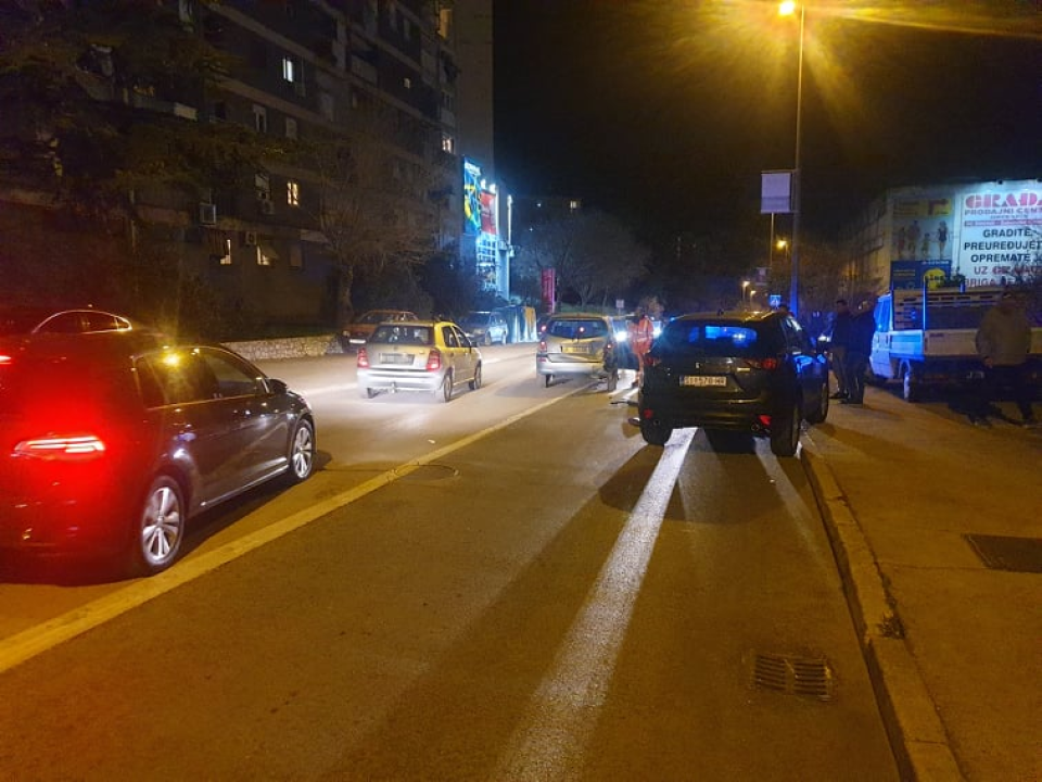 Sudar dva auta šibenskih registracija ispod 'Njegoševog trga': Jedna osoba prebačena u bolnicu 