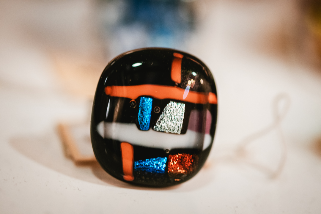 Galerija Juraj Dalmatinac u povodu Dana žena časti popustom na dizajnersku odjeću te Murtićeve i Vežine umjetnine