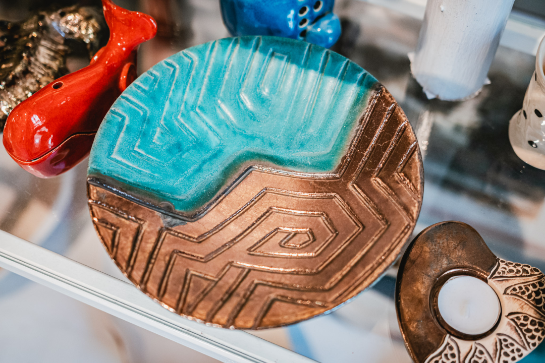 Galerija Juraj Dalmatinac u povodu Dana žena časti popustom na dizajnersku odjeću te Murtićeve i Vežine umjetnine