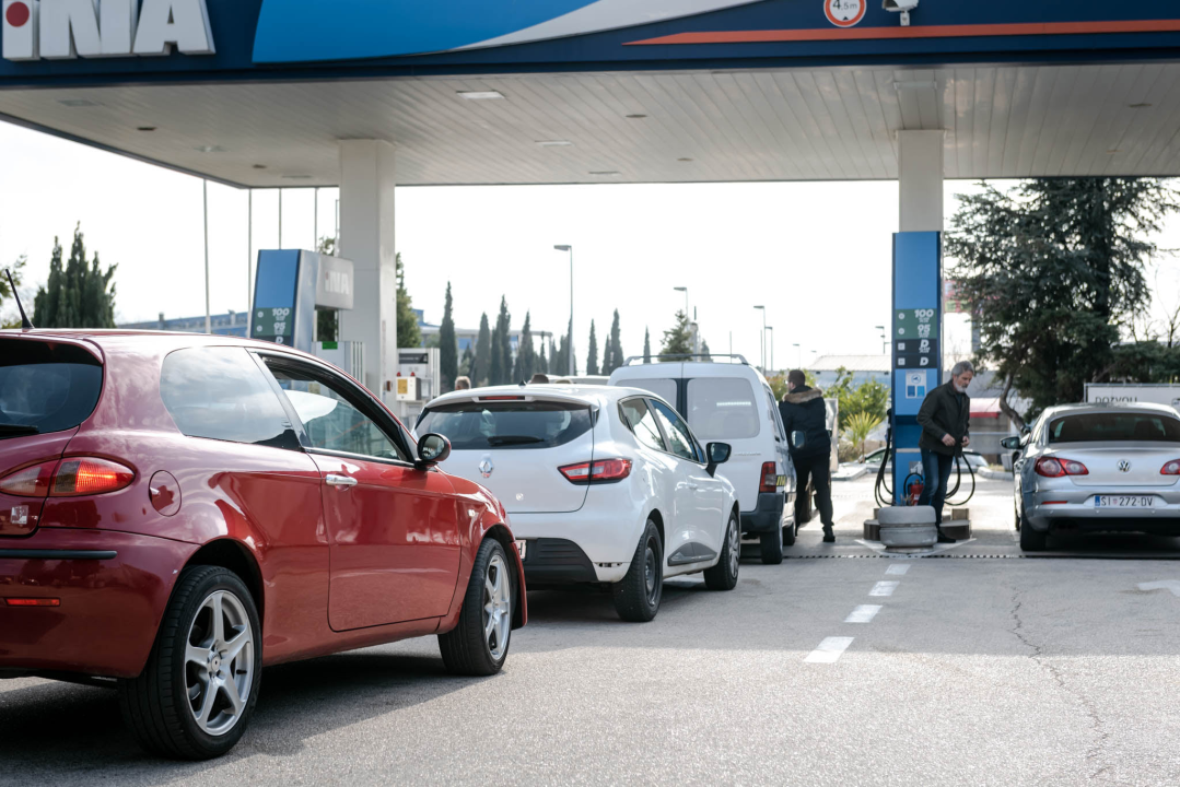 Gorivo od ponoći poskupljuje, gužve na benzinskim postajama u Šibeniku: Vlada objavila nove cijene