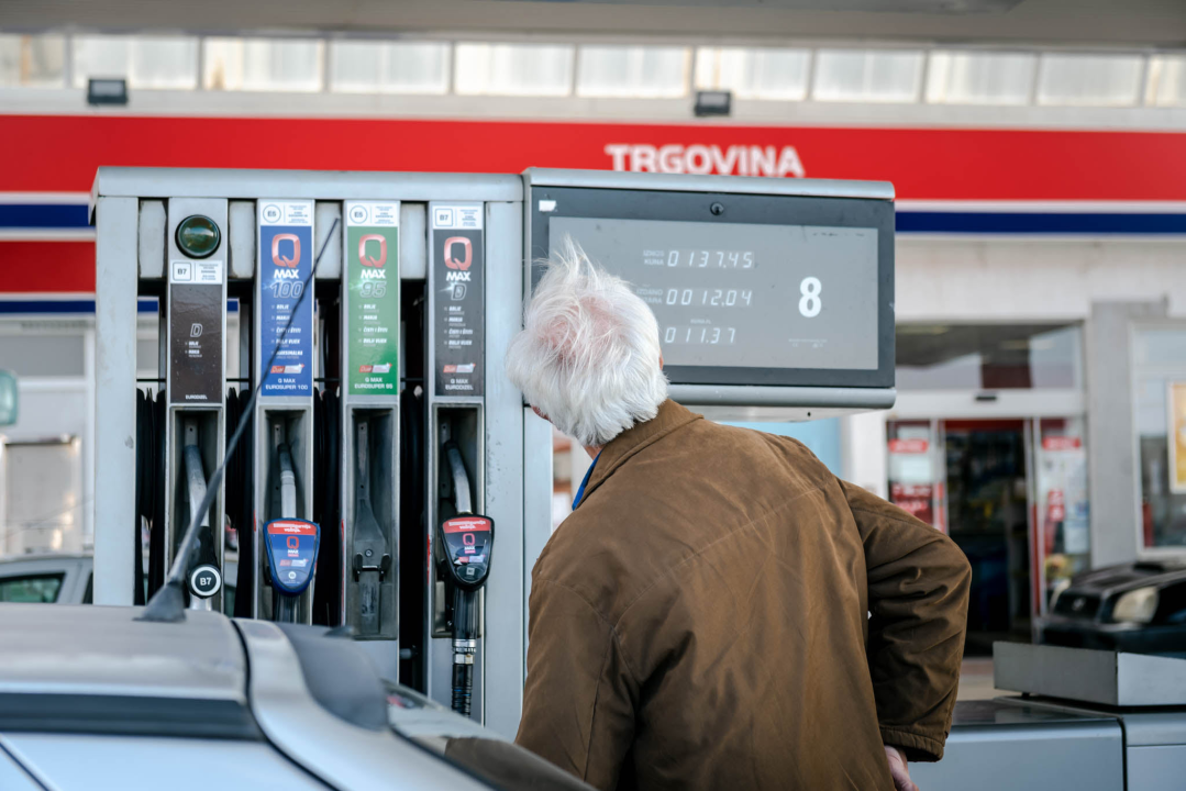 Gorivo od ponoći poskupljuje, gužve na benzinskim postajama u Šibeniku: Vlada objavila nove cijene