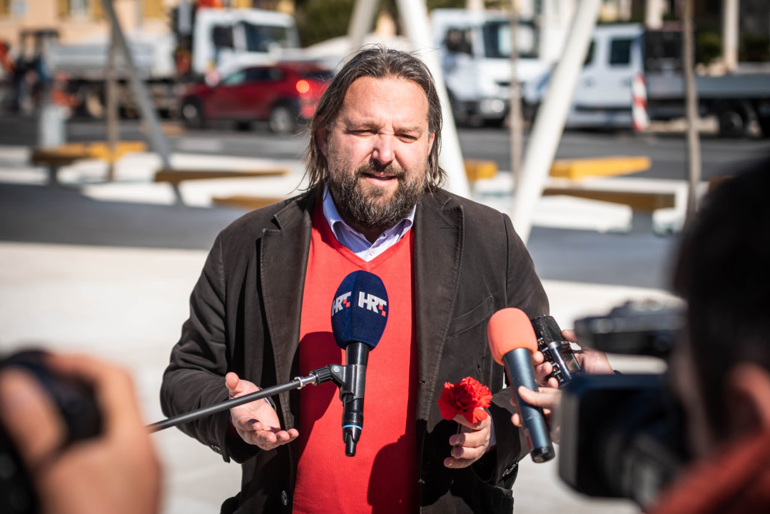 Povodom Dana žena SDP-ovci dijelili karanfile na Poljani