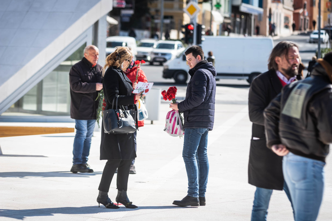 Povodom Dana žena SDP-ovci dijelili karanfile na Poljani