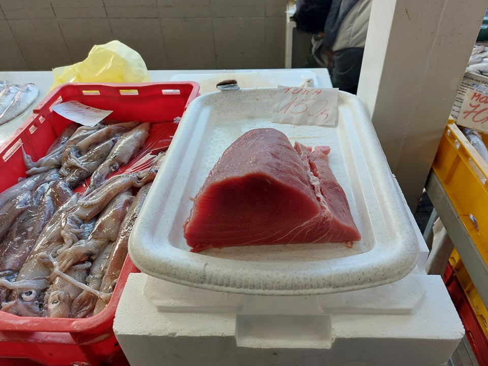 Na peškariji skromna ponuda zbog bure: Srdele, brancini i jedna murina