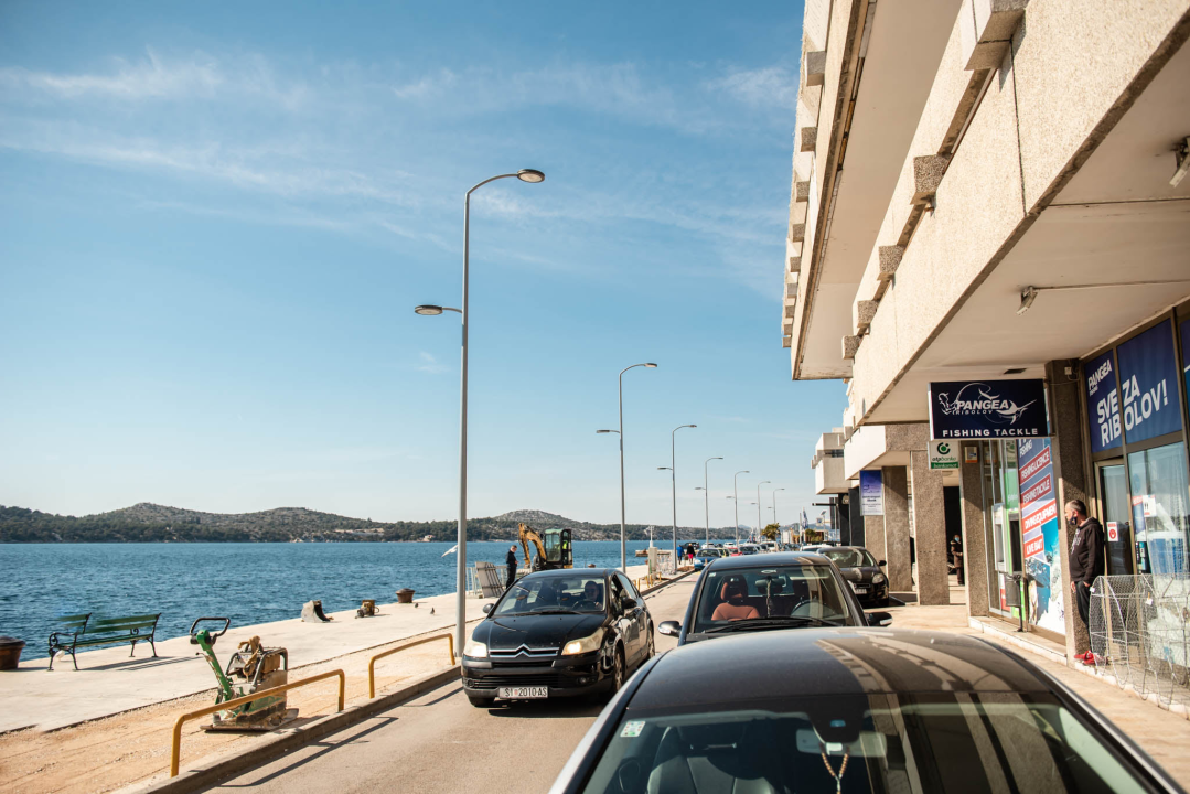 Na šibensku rivu stigla nova rasvjeta: Jeste li oduševljeni poput HDZ-ovog gradskog vijećnika?    