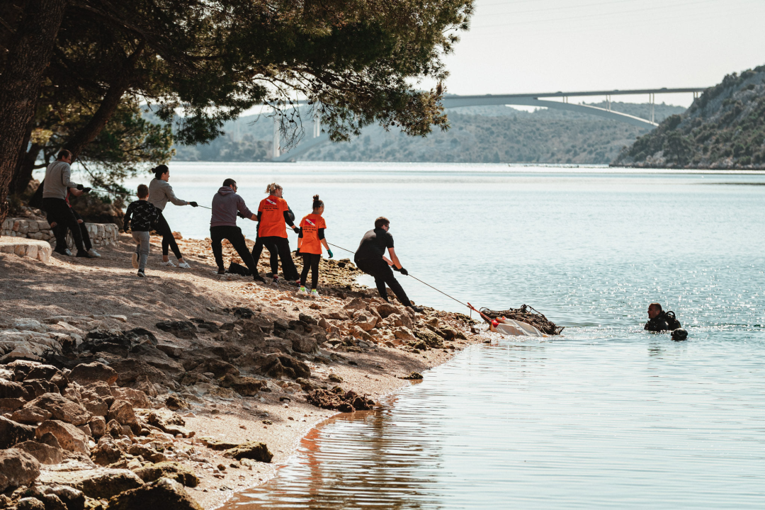Odrađena akcija čišćenja podmorja i plaže u Zatonu: 'Mislim da smo izvadili oko 3-4 tone, ali ima toga još'  