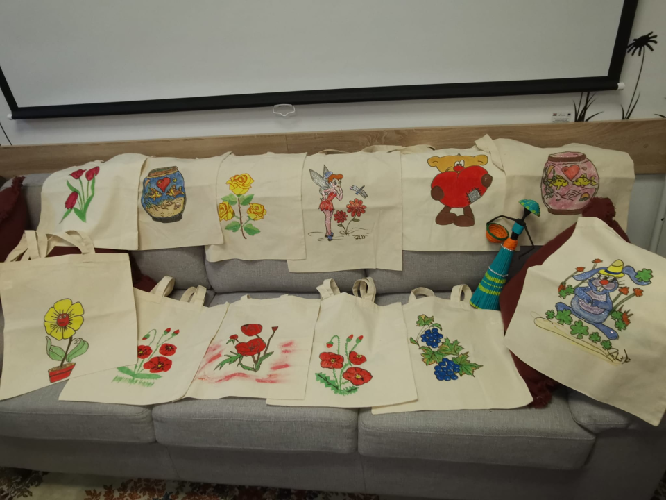 Šibenske umirovljenice izradile platnene vrećice za Udrugu Liga protiv raka i Udrugu Aurora  