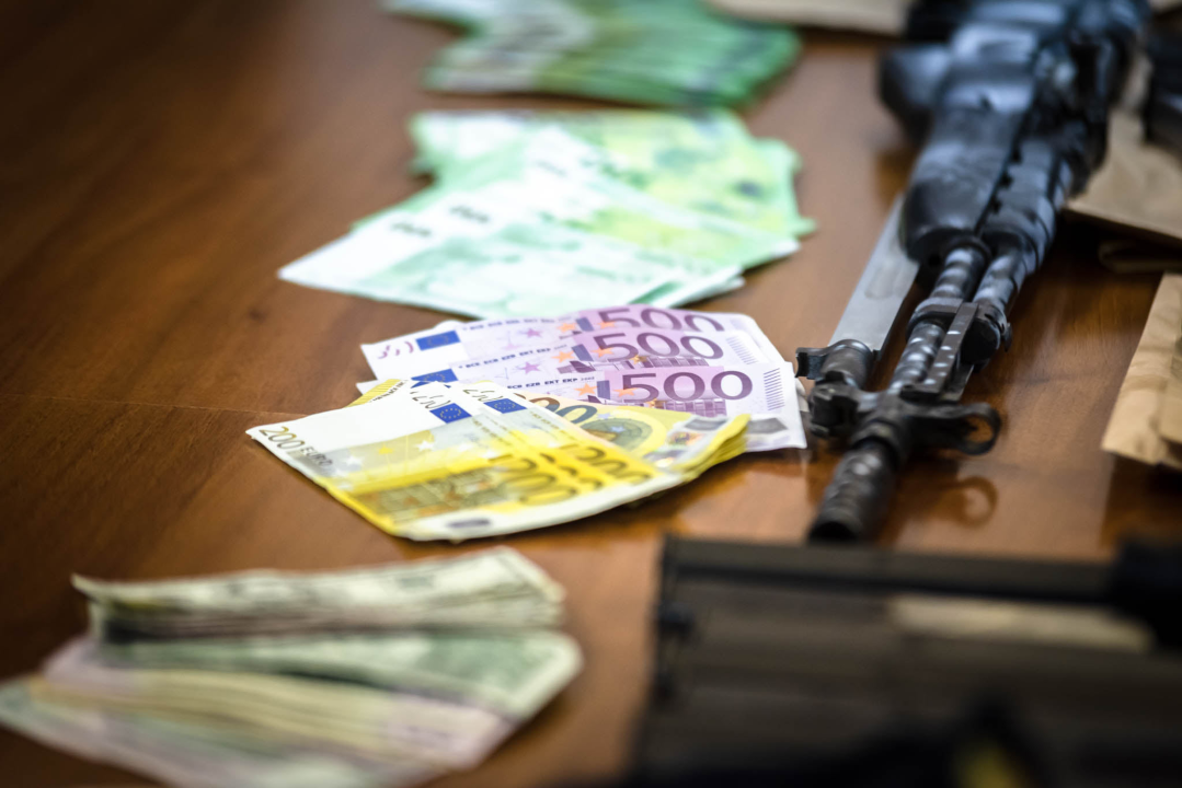 Uhićen 53-godišnjak koji je u 13 godina počinio 9 pljački: Našli mu strojnicu, zolju, pištolje, policijske oznake koje je koristio...