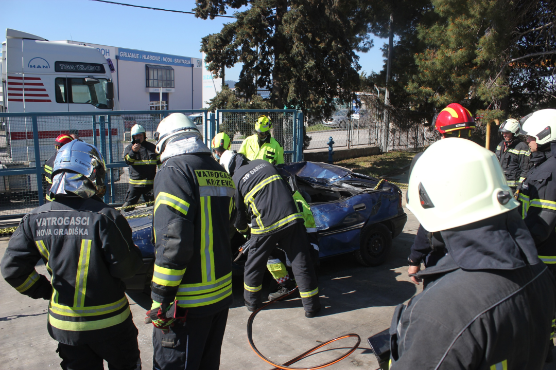 Vatrogasci u podizanju pripravnosti i svijesti u području prometne sigurnosti: Vježba u Kaštelima