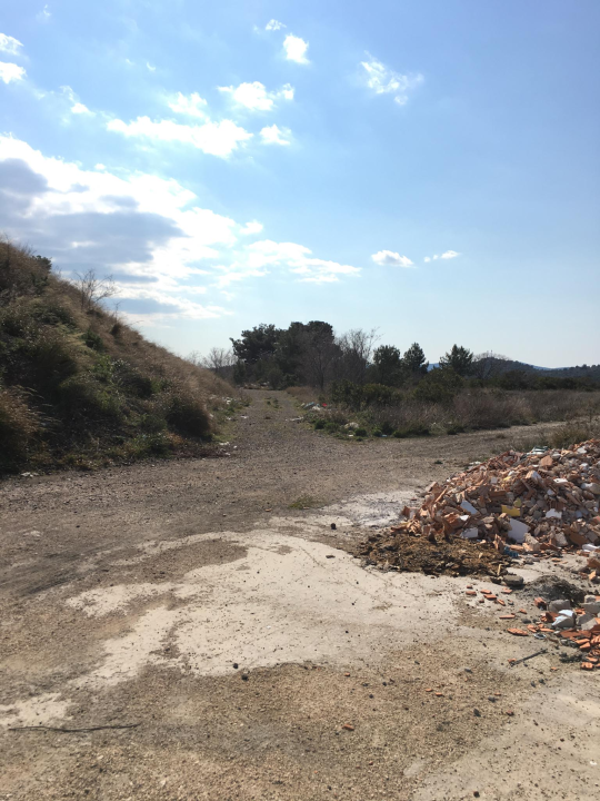 Stara rasvjeta s rive završila na TEF-u okružena tonama građevinskog i drugog otpada!