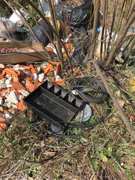 Stara rasvjeta s rive završila na TEF-u okružena tonama građevinskog i drugog otpada!