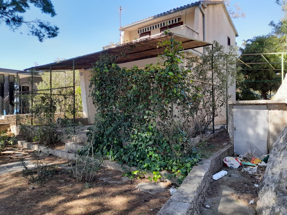 Jadrija: Idilično odlagalište građevinskog otpada i starog namještaja tik uz plažu