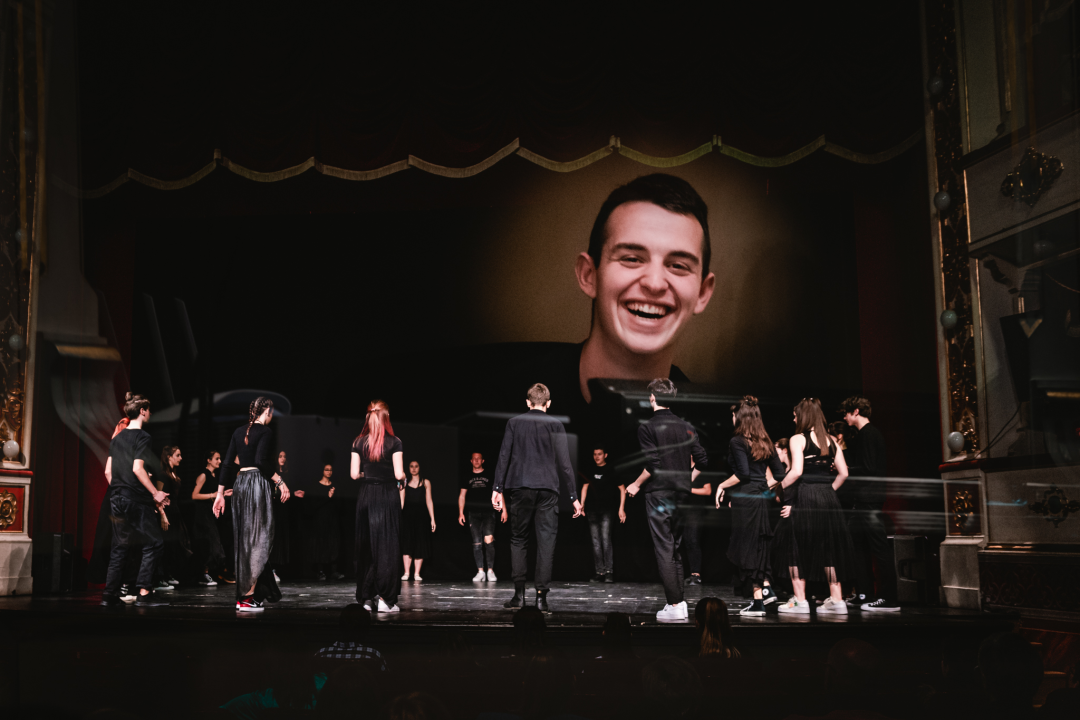 Smijeh i suze za Luku Škarića koji je iz publike gledao prijatelje kako mu ‘Mojom pričom’ skupljaju novac za operaciju