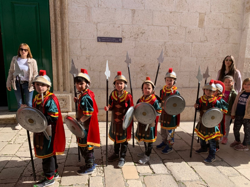 Male vodičke žudije iz vrtića zajedno s velikim žudijama čuvali Kristov grob