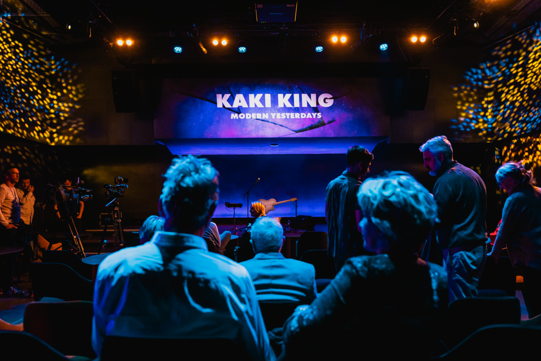 Spektakularne slike na pozornici Arsena: 'Boginja gitare' Kaki King u Šibeniku doslovno obojala zvuk!