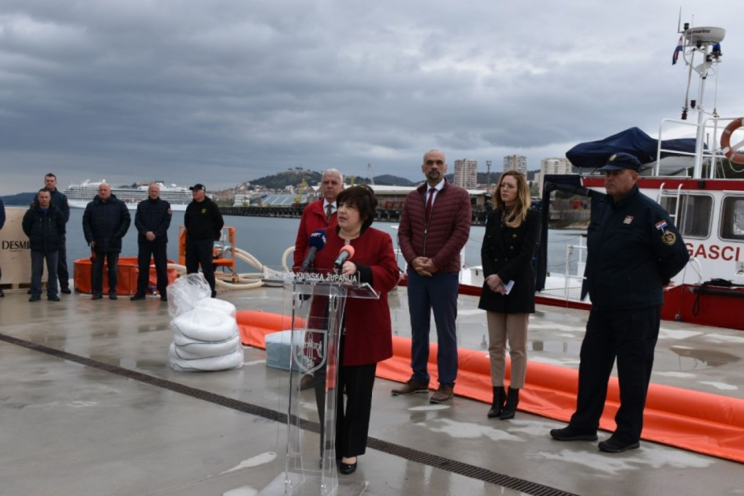 U Vrnaži predstavljena oprema za prevenciju, sanaciju i nadzor u slučaju iznenadnog onečišćenja mora