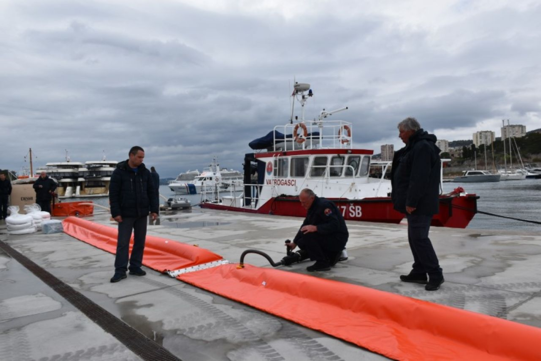 U Vrnaži predstavljena oprema za prevenciju, sanaciju i nadzor u slučaju iznenadnog onečišćenja mora