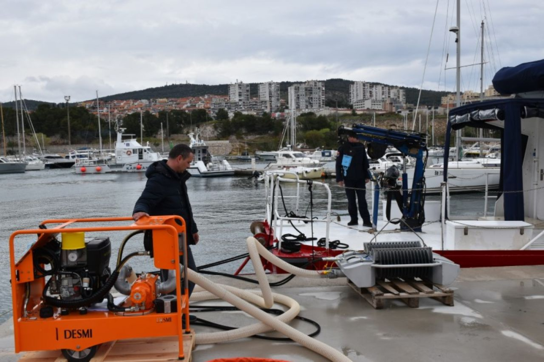 U Vrnaži predstavljena oprema za prevenciju, sanaciju i nadzor u slučaju iznenadnog onečišćenja mora