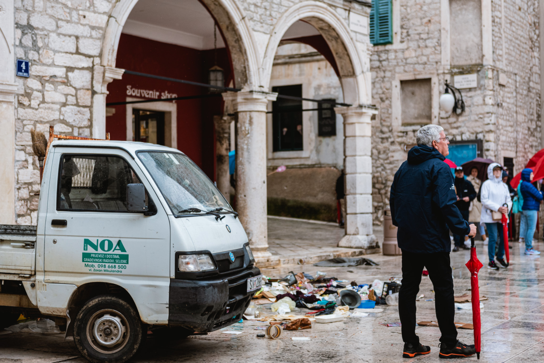 Smeće pod zaštitom UNESCO-a? Sigurno se pitaju turisti koji su jutros vidjeli ovaj horor kod katedrale