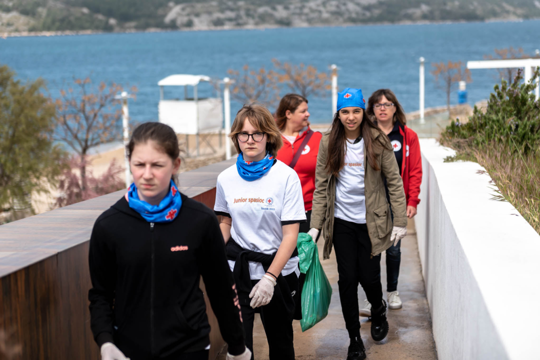 Djeca iz Šibenika i Ukrajine čistila plažu Banj, a smeće iskoristila za izradu slika
