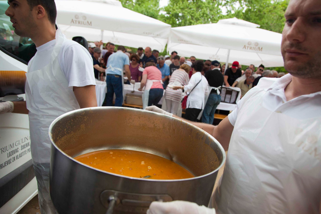 Na Skradinskom buku i na Jadriji opet besplatni fažol za Praznik rada: Svirat će i Feniksi 
