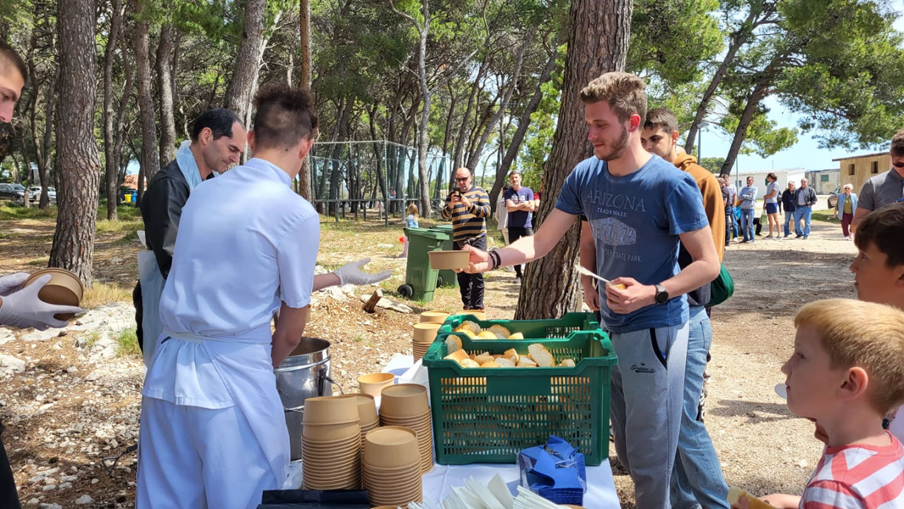 Prvomajski fažol na Jadriji: U njemu kobasice i suho meso, pored njega političari, turisti i mi obični