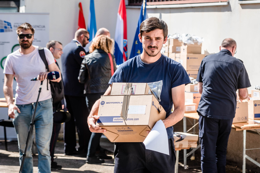 Županijski vatrogasci dobili moderne komunikacijske uređaje, a uskoro stiže i vozilo s IT opremom