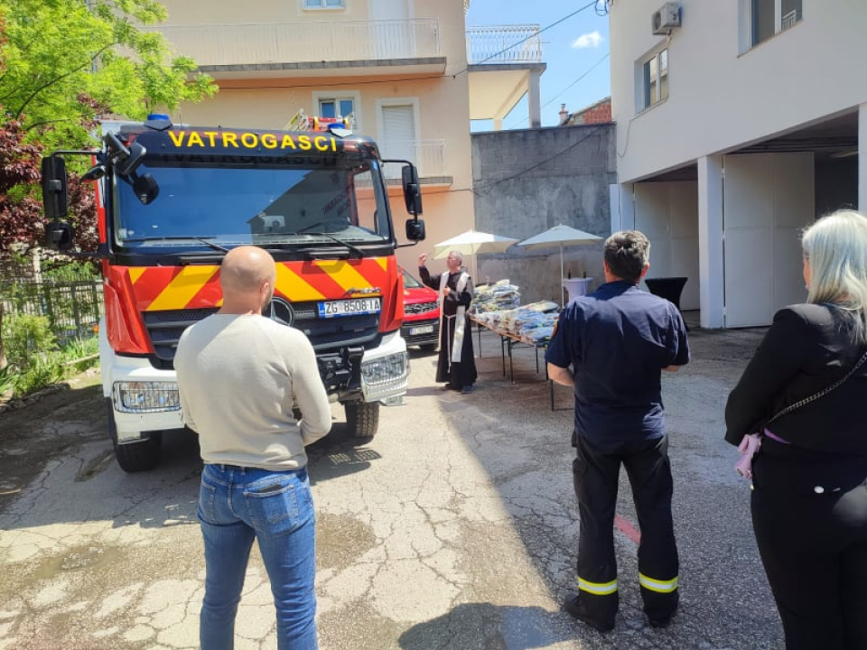 Kninski vatrogasci obilježili Dan vatrogastva: Od Grada dobili nova vatrogasna odijela