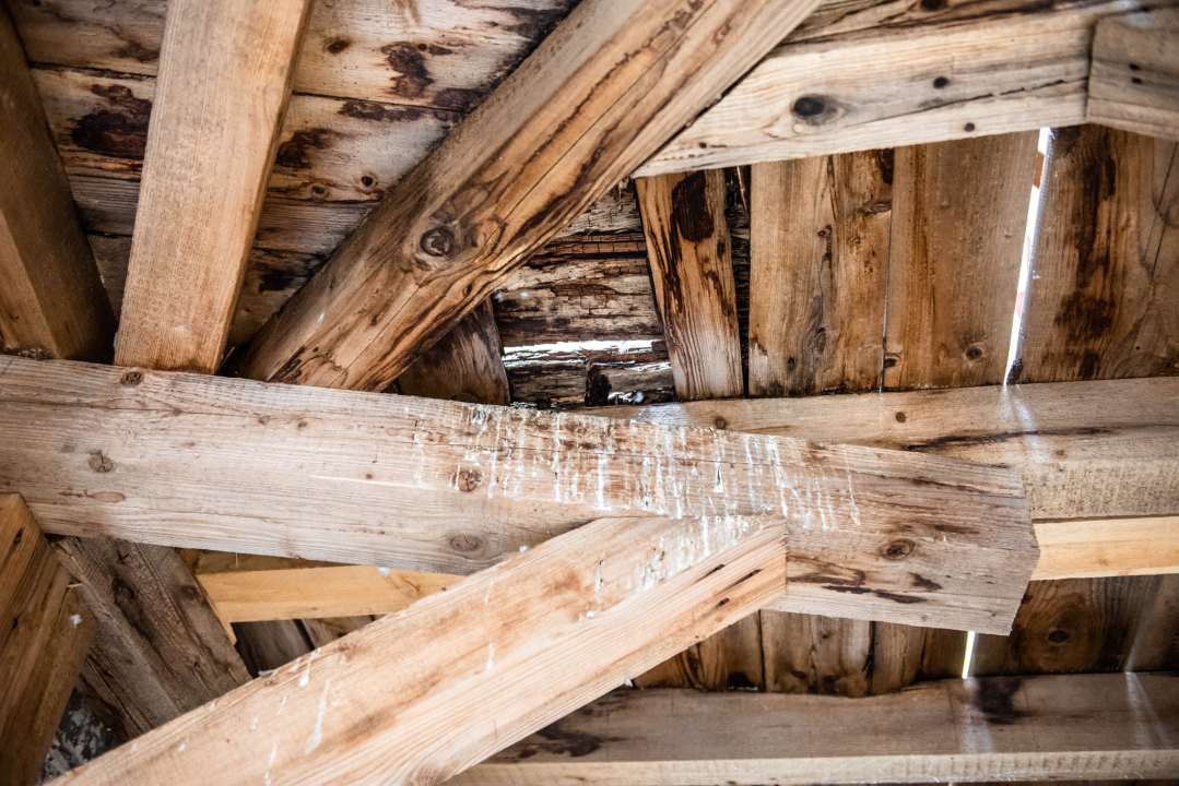 Skela u Ulici biskupa Fosca izgleda poprilično opasno: 'Vlasnik će je ubrzo sanirati, dobio je prijavu' 