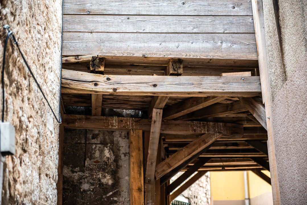 Skela u Ulici biskupa Fosca izgleda poprilično opasno: 'Vlasnik će je ubrzo sanirati, dobio je prijavu' 